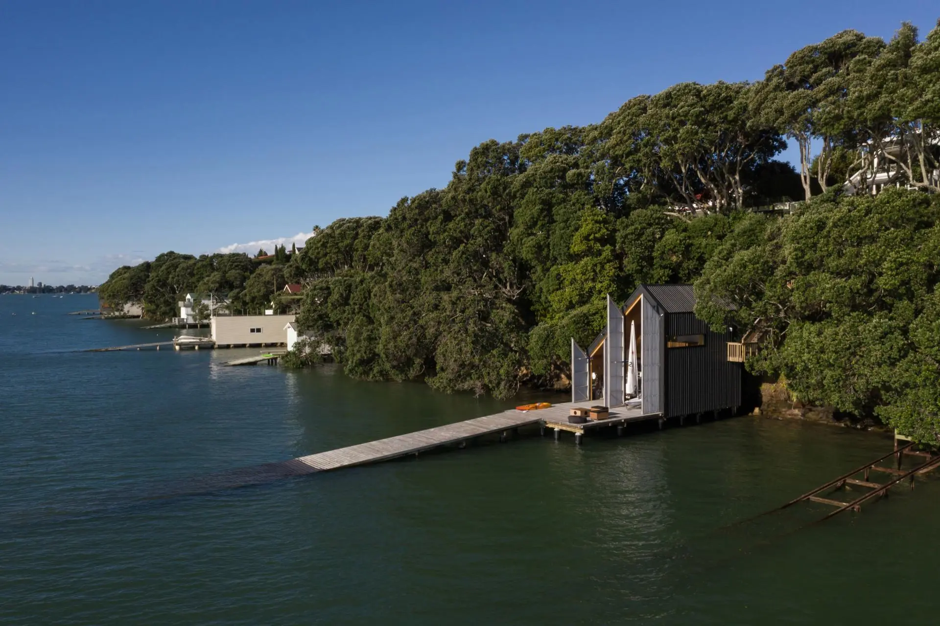 The Boat House by Michael Cooper Architects | A Perfect Blend of Simplicity & Functionality
