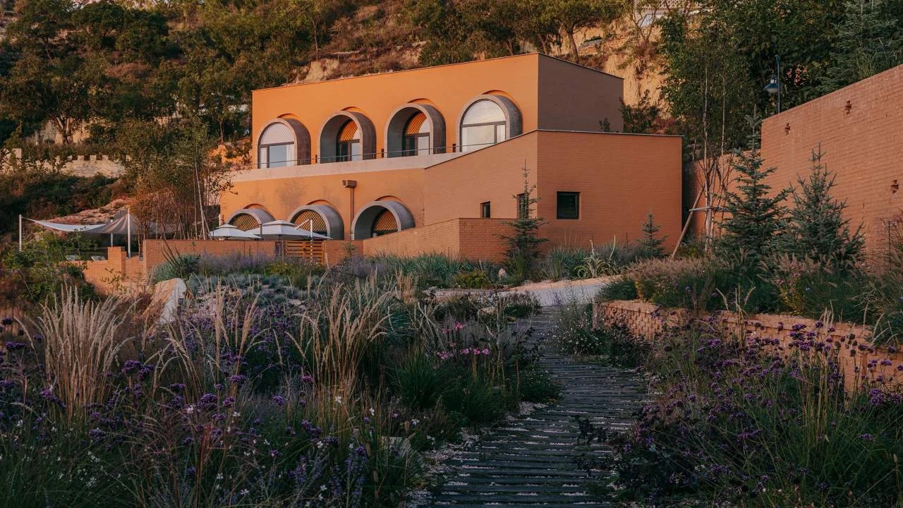 Blooming Sanctuary, A Rustic Getaway by Yewu Design Studio