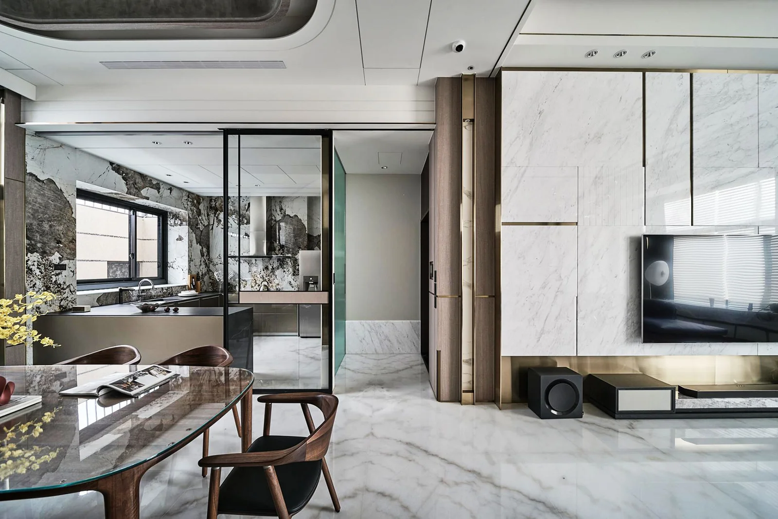 Weave of Light: A Duality of Modernity and Classicism in Residential Design