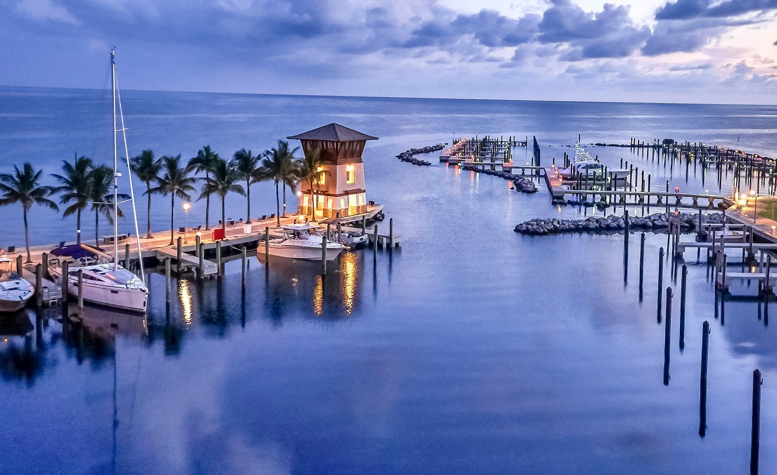 Bask Yourself in the Beauty of Marlin Bay Yacht Club!