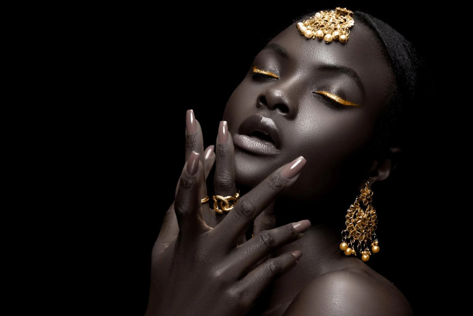 Hongtao Zhang Exhibits Aesthetics from Africa in Beautiful Portraits