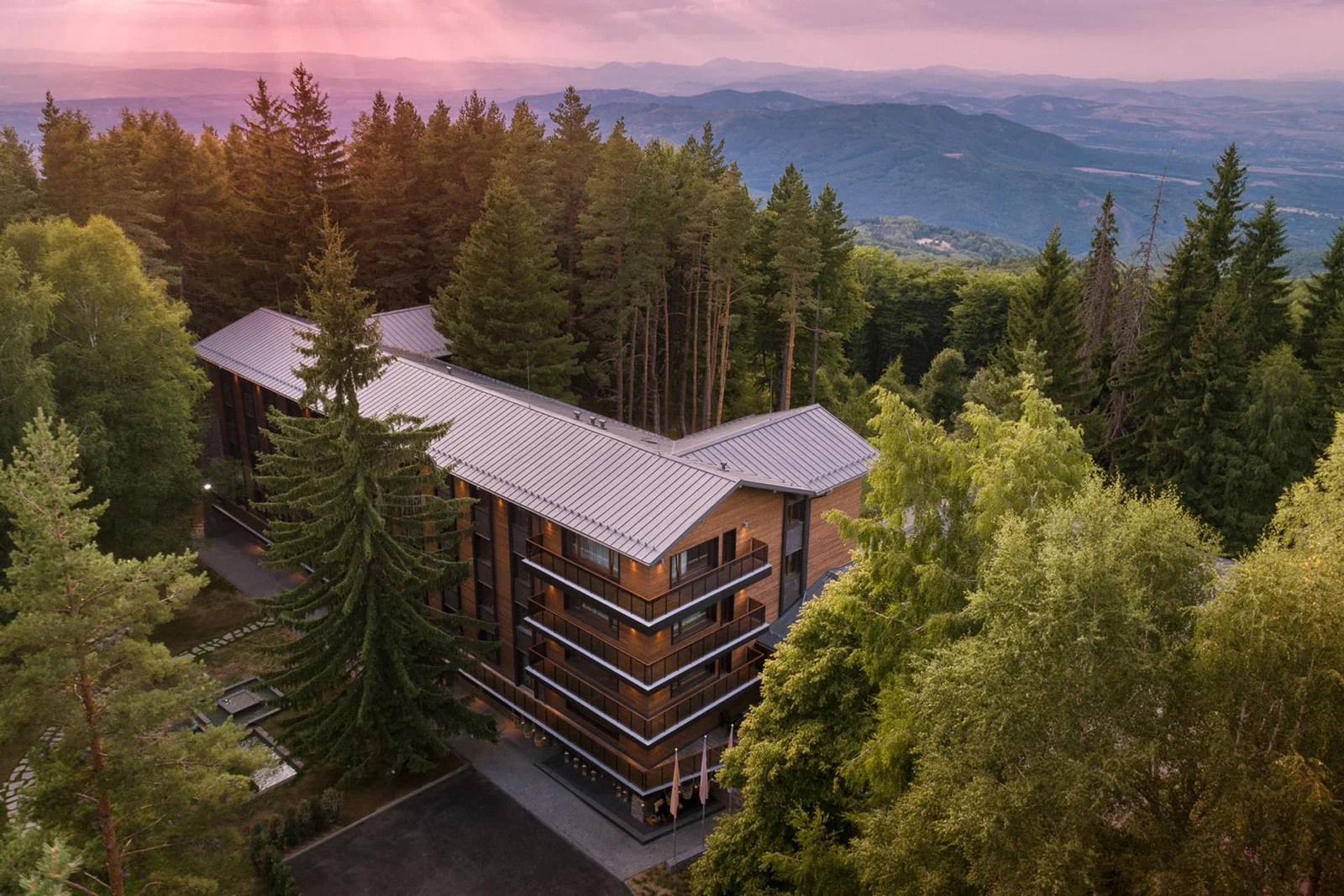 Mountain Luxury Meets Modern Design: A Look Inside the Stunning Luxury Chalet Elitsa Wellness & Spa