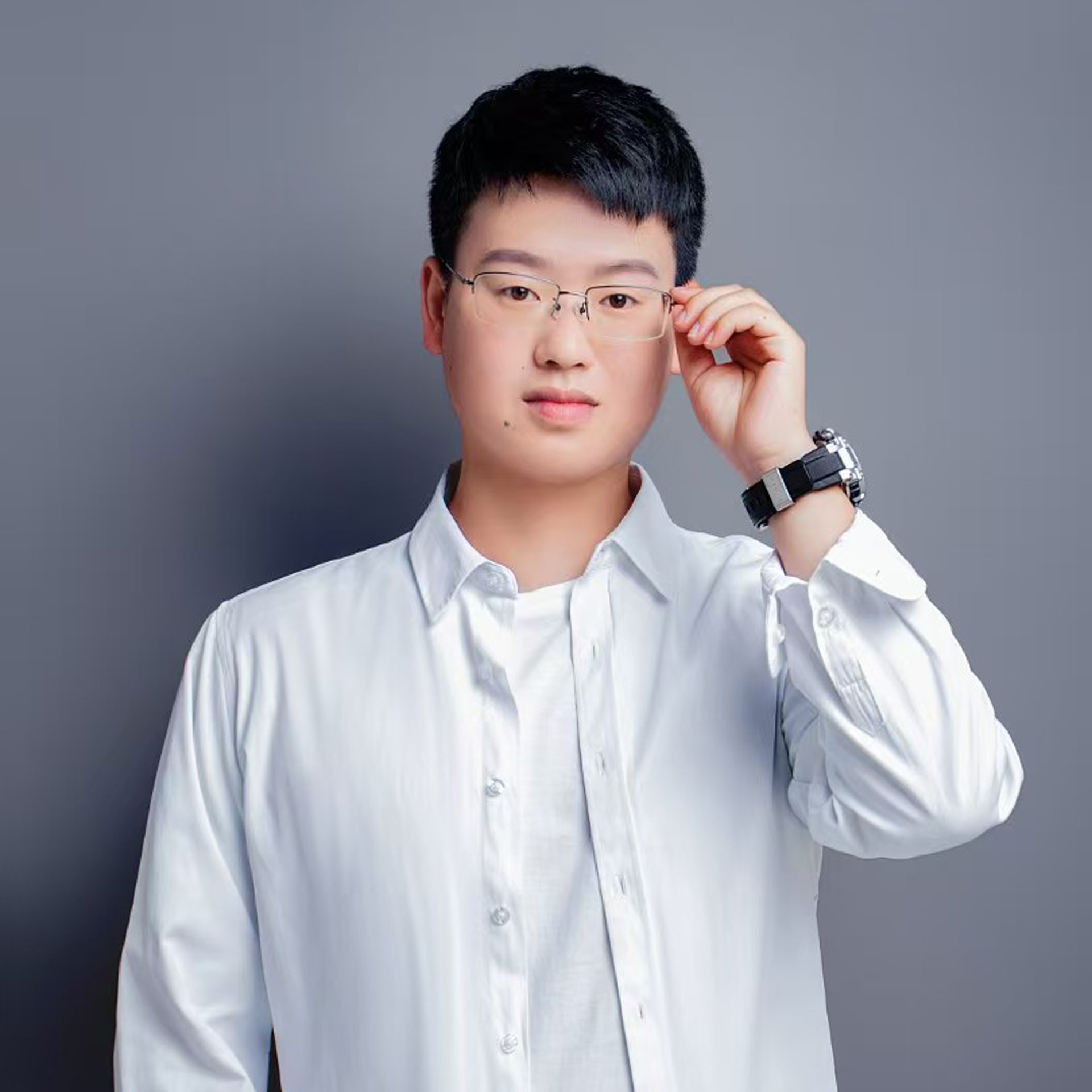 Li Ming Explores Light and Restraint in “Plain Shadow · Boundary”