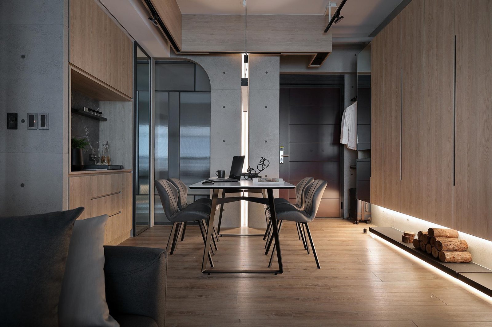 The Dim Beauty | 2023