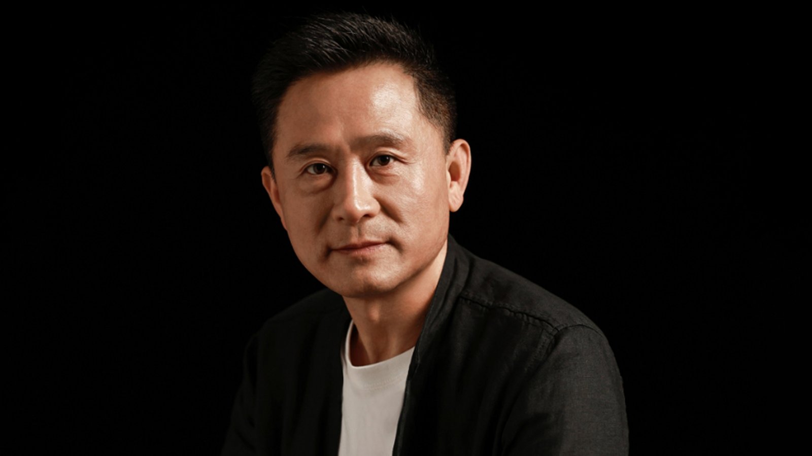 Shan Zhijiang Explores Cultural Depth in the Jianye Zunfu Sales Center